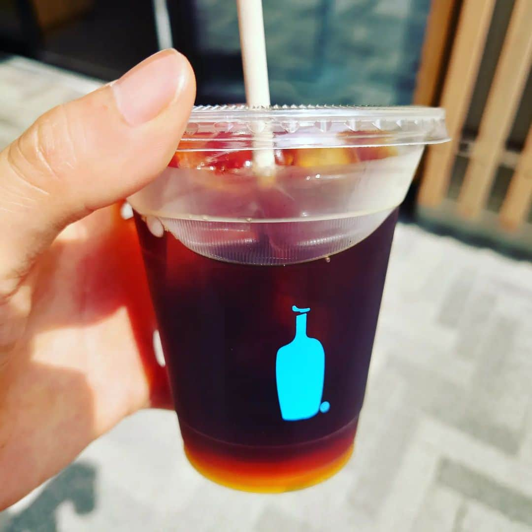 須貝駿貴のインスタグラム：「今日はブルーボトルコーヒーのコールドブリューで一日を始めてます。  今日は、というか、ここ最近は毎日なんだけどね。ブルーボトルコーヒーによるのが朝のルーティンになりつつある。」