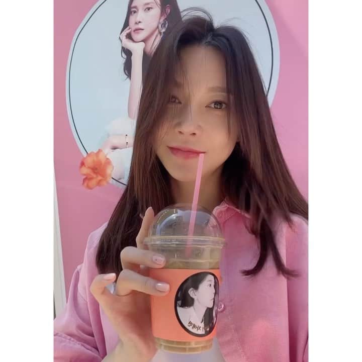 チャ・イェリョンのインスタグラム：「커피차 왔수연~💕  @illelan_jewelry  감사합니다  사랑합니다 황금가면 화이팅 오늘밤  또 만나요 우리💕💕」
