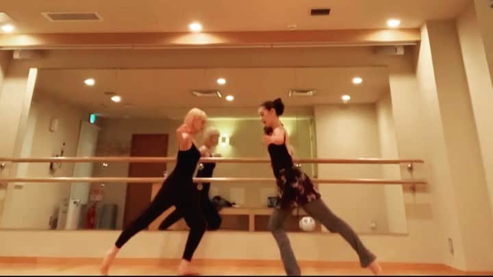 伊藤千晃のインスタグラム：「上半身ガチガチで笑っちゃうけど、 ⁡ ココさんのバレエレッスン楽しい🩰 ⁡ しなやかな動きに憧れるなぁ🥺💕 ⁡ #バレエレッスン」