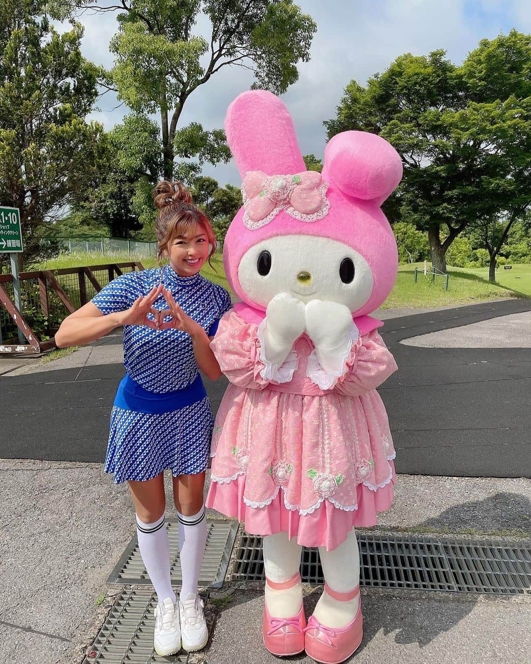 のインスタグラム：「マイナビnextヒロインゴルフツアー 【サンリオ　スマイル　ゴルフ トーナメント】 のプロアマに参加させていただいてます💗💗💗  サンリオキャラクターが可愛すぎてやばい💕💕💕  @sanrio  @nhgt_official    #マイナビnextheroinegolftour  #マイナビネクストヒロインゴルフツアー  #サンリオ #ゴルフ女子  #あおい夏海 #マイメロディ  #マイメロ  #ゴルフウェア」