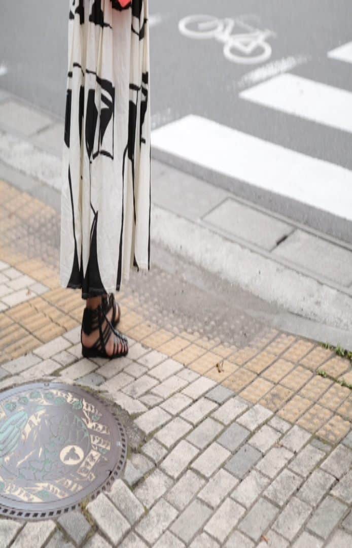 ルミネ公式のインスタグラム：「. LUMINE meets ART AWARD アーカイブ・エキシビション 5.26 THU –6.15 WED  LMAA2016 グランプリ Harumi Oriさん @harumioriの制作風景です。  できあがった作品は、 ルミネエスト新宿 東口駅前広場沿いショーウィンドウにて展示中！  #lumine #ルミネ #art #アート #lmaa #luminemeetsartaward」