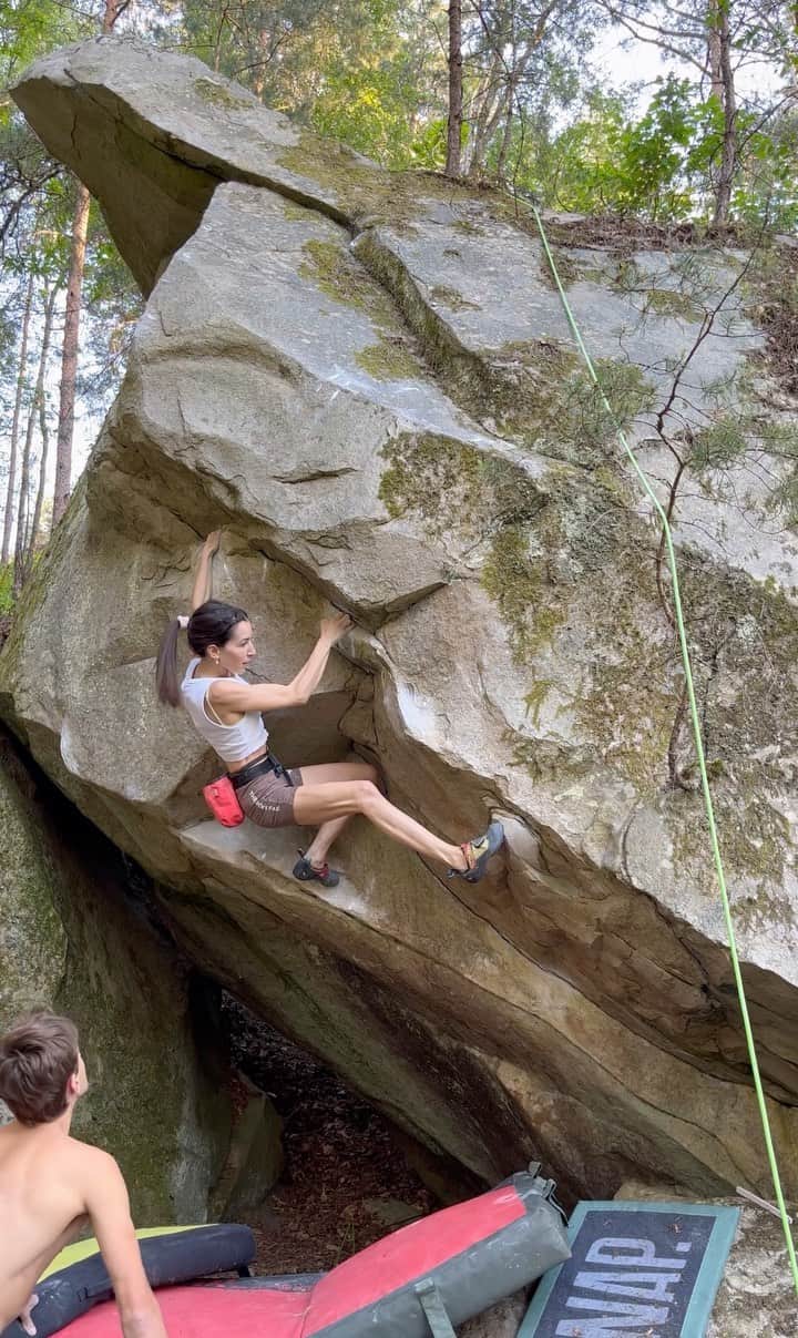 キャロライン・シノのインスタグラム：「L’oublié de Bouligny - Talisman -  7B haut 🤯💎💎💎 Une belle marche🌲. Petit calage à la corde (relais sur un bon arbre bien solide🪵😅) et hop🥰  Quel plaisir !!! 🎥Regardez en mode vidéo pour voir la hauteur! @girlsinbleau  @crimpoilofficial #recoverfaster @arkose.climbing #liveelevated」