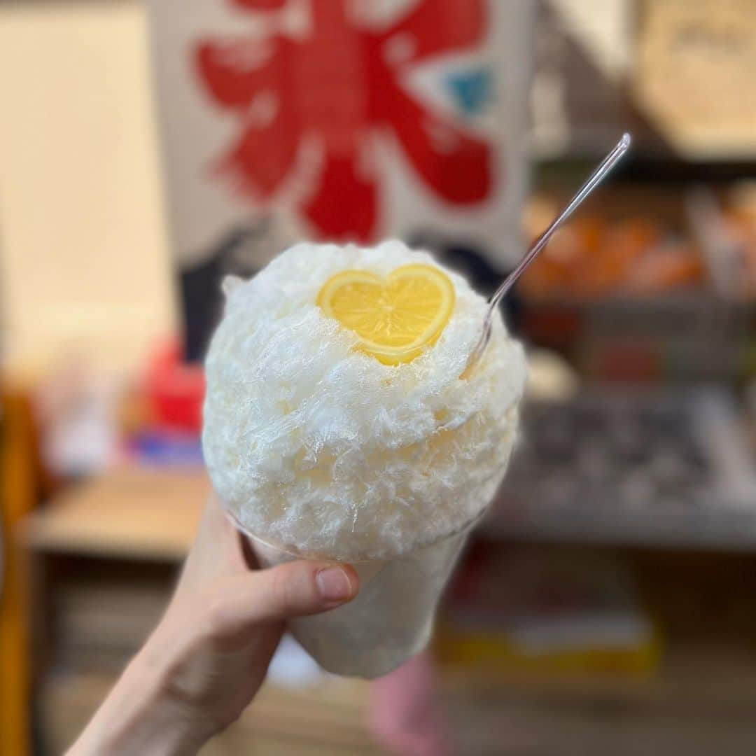 栗山夢衣のインスタグラム：「#hachiku さんにて 🍧マイヤーレモンとレモネード  暑いと柑橘系頼みがち🫠🍋 これも美味しかった… 本当ハチクさん何食べても美味しいぃぃ😭💕  . . #かきごおりすと #かきごーらー #かき氷修行中 #かき氷おばさん #かき氷マニア #かき氷部 #かき氷巡り #かき氷研究所 #かき氷好き #かき氷食べ歩き #かき氷食べたい #かき氷好きな人と繋がりたい #かき氷大好き」