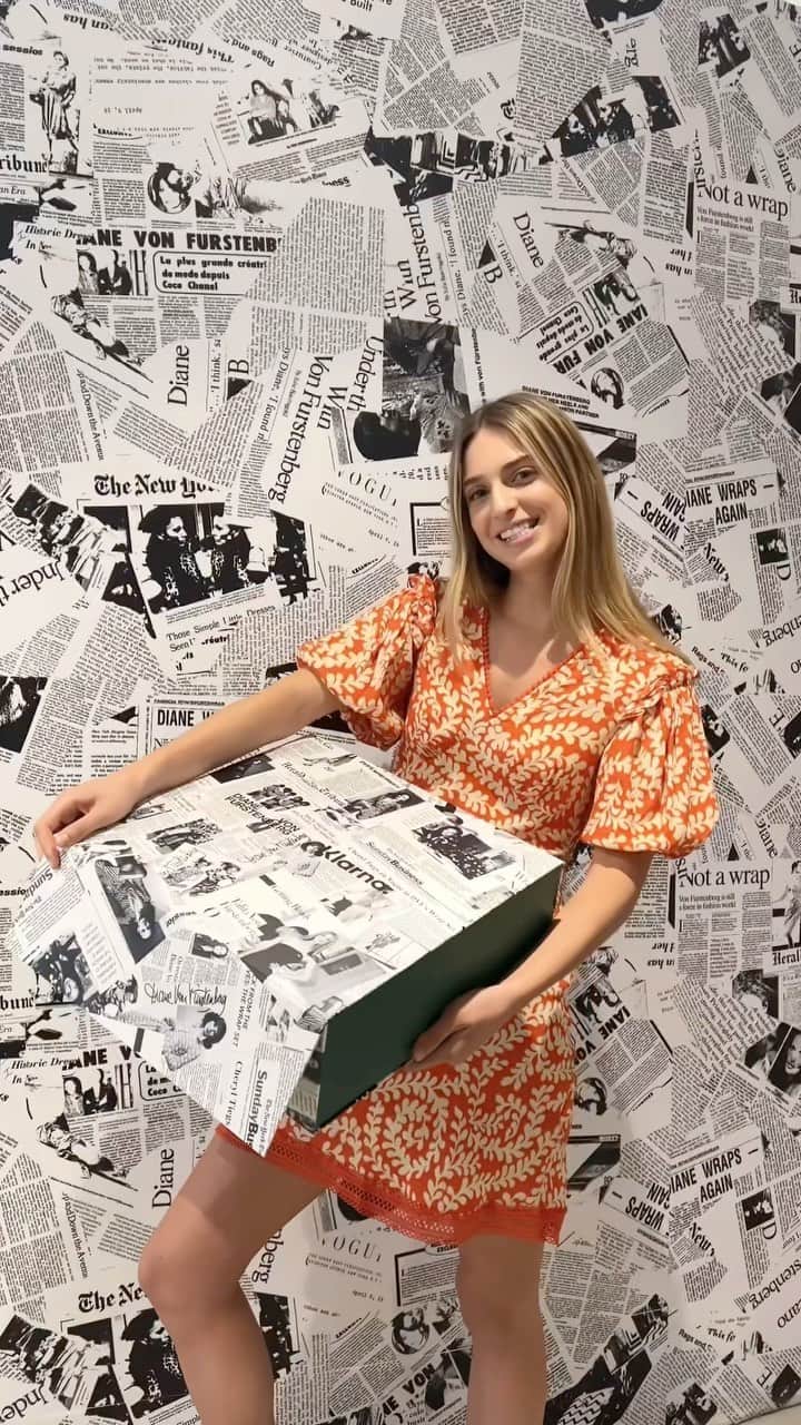 ダイアン フォン ファステンバーグのインスタグラム：「⚠️ Hot off the press! Keep an eye out... something exciting is coming tomorrow 🥳  #DVFORIGINALS #Klarna #InCharge」