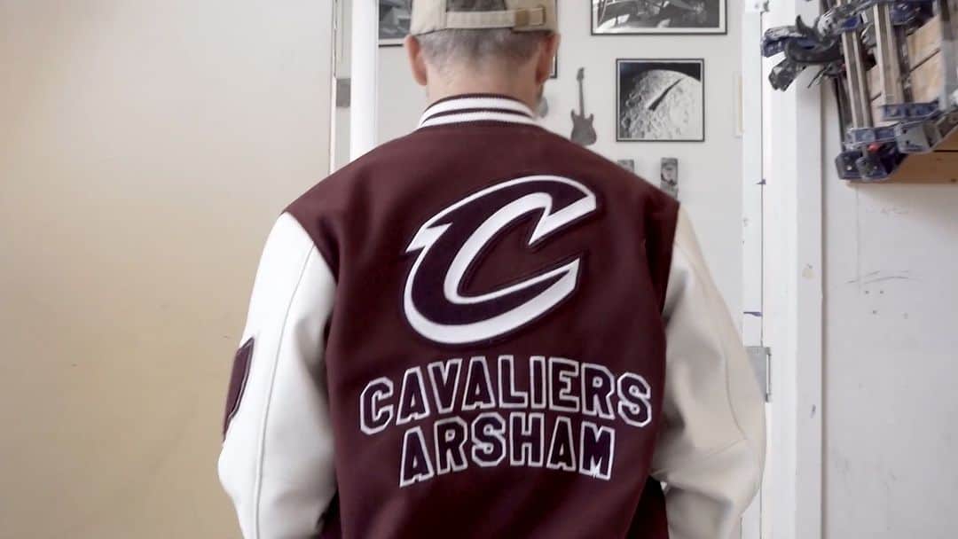 のインスタグラム：「A new mark for a new era of Cavs basketball.  Go behind-the-scenes with Creative Director @DanielArsham as he shares the inside story behind our updated brand.  #LetEmKnow」