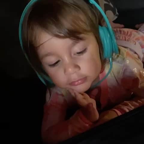 レイ・ミステリオ・ジュニアのインスタグラム：「Dylan’s lil sister Naomi caught passionate signing Disneys Turning Red  “Nobody Like U”  🤣🤣🤣🤣」
