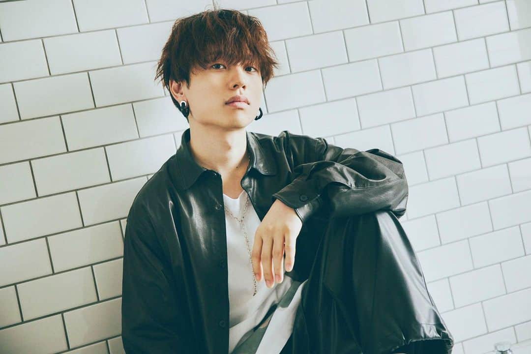 石原慎也のインスタグラム：「そういえば新しい個人アー写(横)です  photo by  @tetsuyayamakawa  stylist @shogo_tachibana  hairmake @hairmake_tomo」