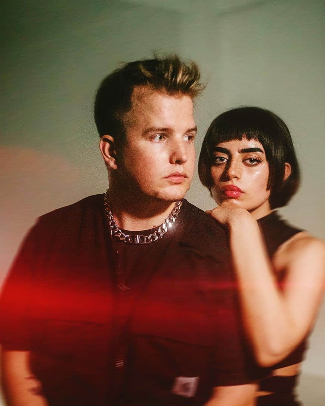 Kayefのインスタグラム：「❤️‍🔥 TOP SECRET - OUT NOW ❤️‍🔥 Endlich neue Mucke 🙌🏻 Gebt euch #topsecret jetzt auf Spotify + diesen Musikmovie auf Youtube 🎥 Ich freu mich über jeden der den Song in die Playlist packt, sich das Bundle holt oder das Ding sonst wie supportet :) Let's gooo!」