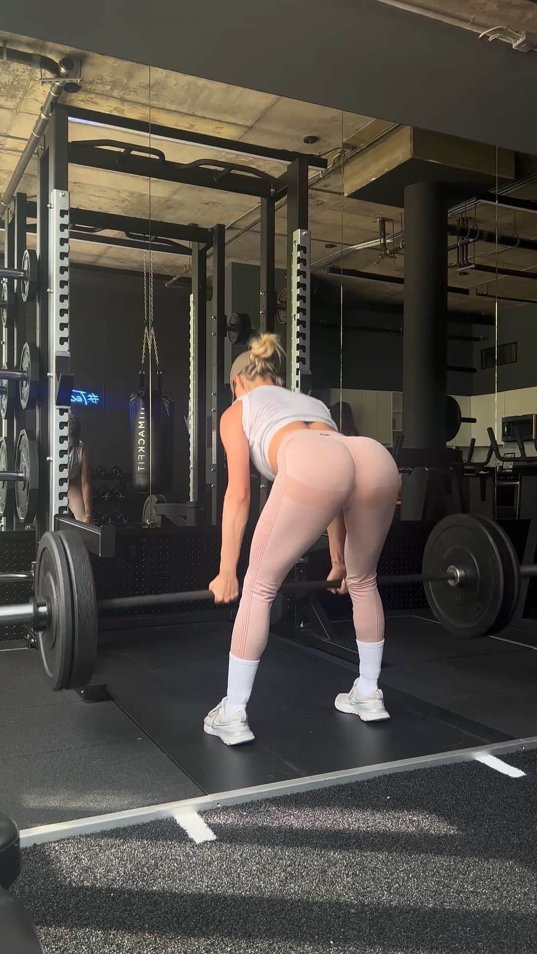 リンジー・ペラスのインスタグラム：「the front view was chaotic to say the least 🤪 @mackfit」
