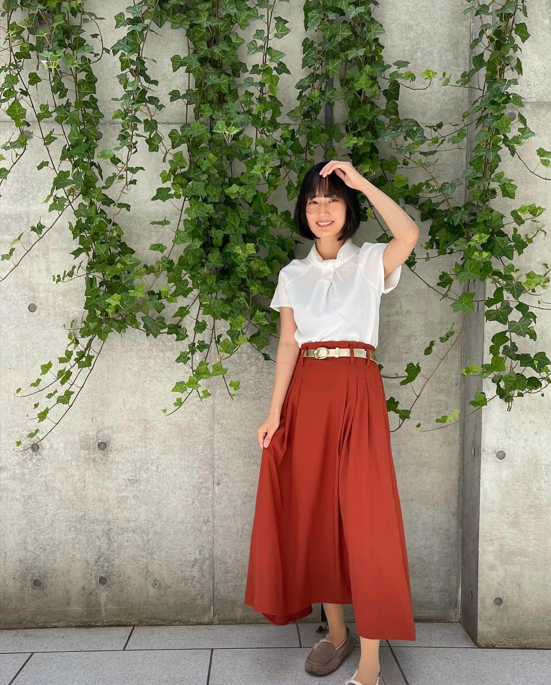高嶋香帆のインスタグラム：「風が心地いい、とっても気持ちのいい晴れの日🌞  いよいよ夏が近づいてきましたねー！ 明るいオレンジが目を引く夏にぴったりな洋服で気分を上げていきます💁‍♀️  @bellecherie_official さんで、 13,000円以上のお買い物すると使用できる送料無料クーポンを提供して頂いたので、皆さんにシェアしますね🥰✨ 【ktthanks800】  #bellecherie #夏服コーデ #ショートヘア #ootd #followme #japanesegirl」
