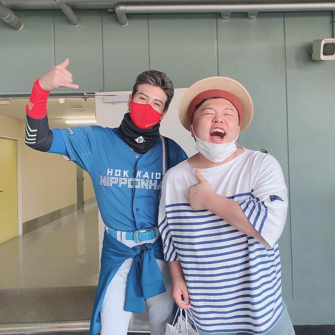 HIPPYのインスタグラム：「不屈の太陽！新庄さん！！！ 圧倒的オーラと包容力とスタイル めちゃんこかっこよくて優しくてあたたくてしびれました♪  旧広島市民球場時代のボールボーイだった（３塁側ベンチ担当）僕にも 朗らかに話しかけてくださったりタイガーズ時代もファンサービスも素敵で  阪神タイガースの新庄さんの大ファンになった カープのボールボーイだった僕は歌手に！！！  “夢はまた形を変えてそれでもまだ追い続けて やめんなチャンスが君を待ってんだから”  BIGBOSSになられた新庄さん、歌手になった自分 描いた歌詞が現実になったような再会  “無理と言われるのにも慣れた 不可能という土に咲いた花”  出会いと感謝から生まれる音楽dear DREAMER  たくさんの方に届きますように できる限り歌い続けます  中村奨成選手のヒーローインタビューも拝めて最高の1日 野球がある日常！そして友達と過ごすピースなひととき♪  夢と希望を心からありがとうございます♪ 今日も1日笑顔で楽しんじょう♪  #新庄剛志  #bigboss  #日本ハムファイターズ  #カープ  #carp  #マツダスタジアム  #hippy  #君に捧げる応援歌  #deardreamer  #楽しんじょう」
