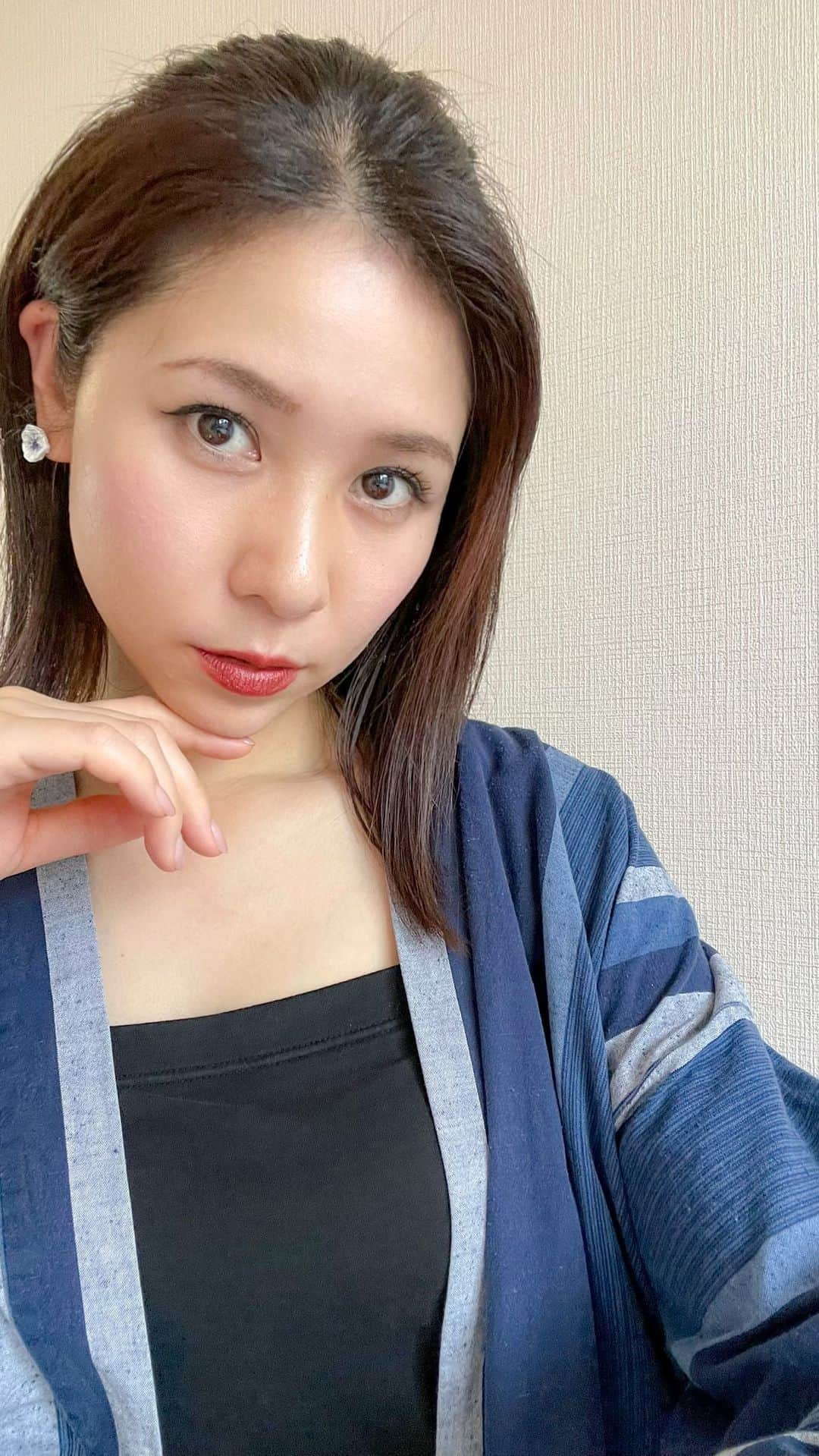 立花サキのインスタグラム：「今週のサキ走りニュースもありがとうございました！ ⁡ ⁡ 今日は口角が上がってみえるメイクをやってみました☺️ ⁡ ⁡ 口角が下がってみえるって方や 表情筋衰えてるって方 是非お試し下さい♬ ⁡ 下記の3点があれば簡単にできちゃいます✌️ ⁡ ・綿棒 ・コンシーラー ・口紅 ⁡ ちなみに、私はGSTVのオンエアーの時や撮影の時は このやり方で口角アップさせてます🤭 ⁡ ⁡ #サキ走りニュース #メイク #口角アップ #作務衣女優 #作務衣モデル」