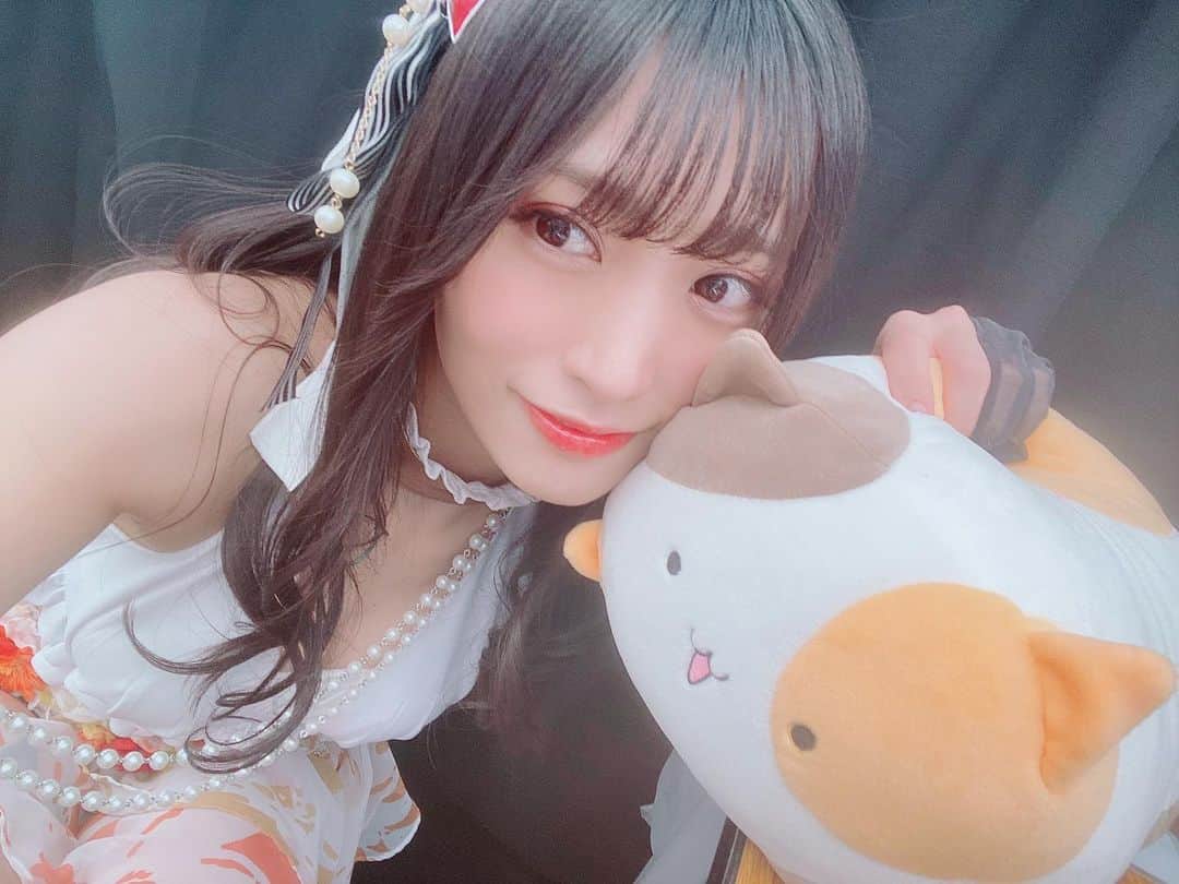 根岸愛のインスタグラム：「🐈🧜‍♀️🐈 . にょちおと私💝 ふわふわ可愛い🥺💕  #D4DJ #D4FES_ALLIN #Merm4id #松山ダリア #にょちお #衣装 #コニファーフォレスト #富士急」