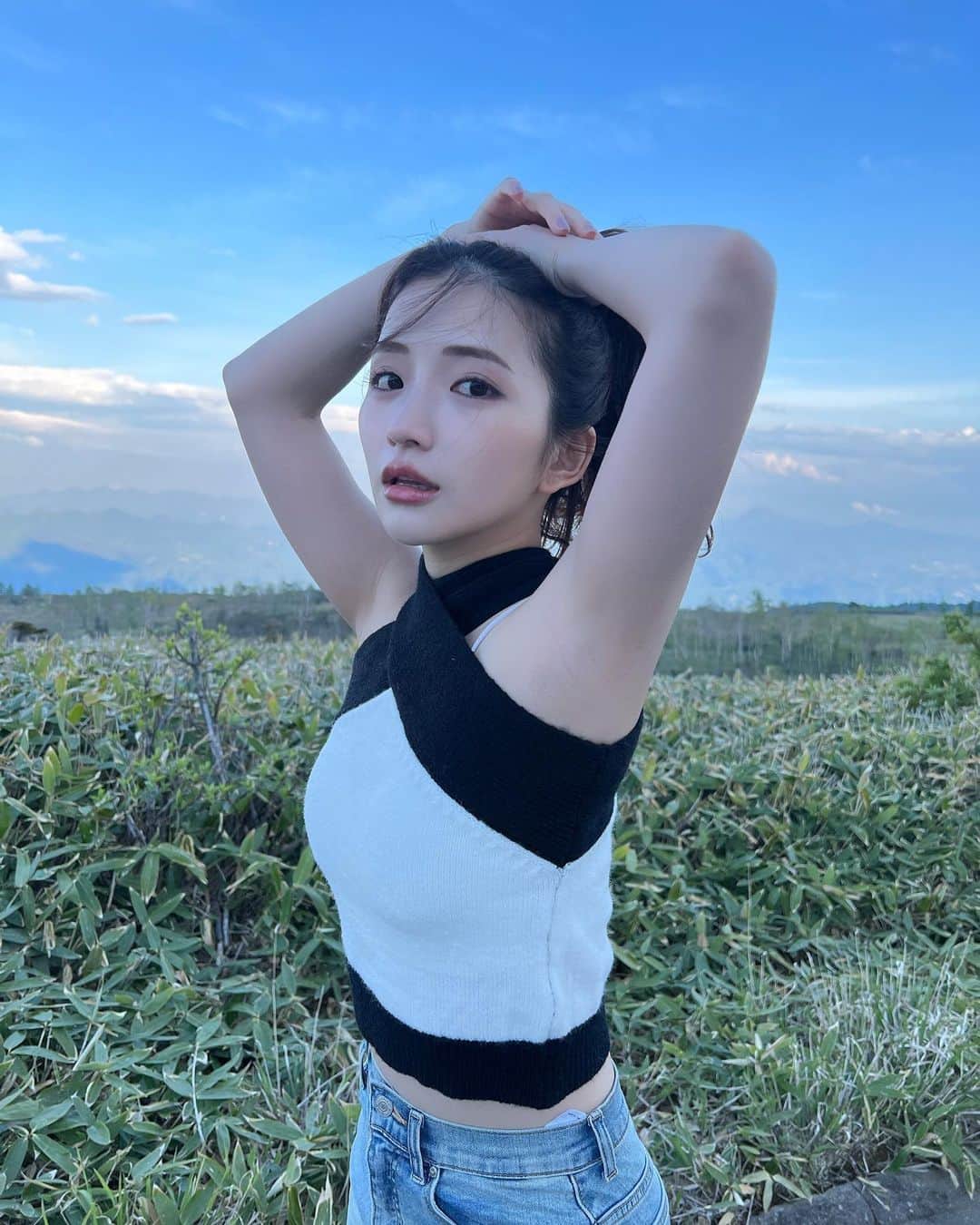 南りほのインスタグラム：「めちゃくちゃ綺麗な所に行ってきた💙 ここはどこでしょ〜か🏔⛅️🌲 パワーチャージ完了🌈まだ写真あるから載せてくね🌈」