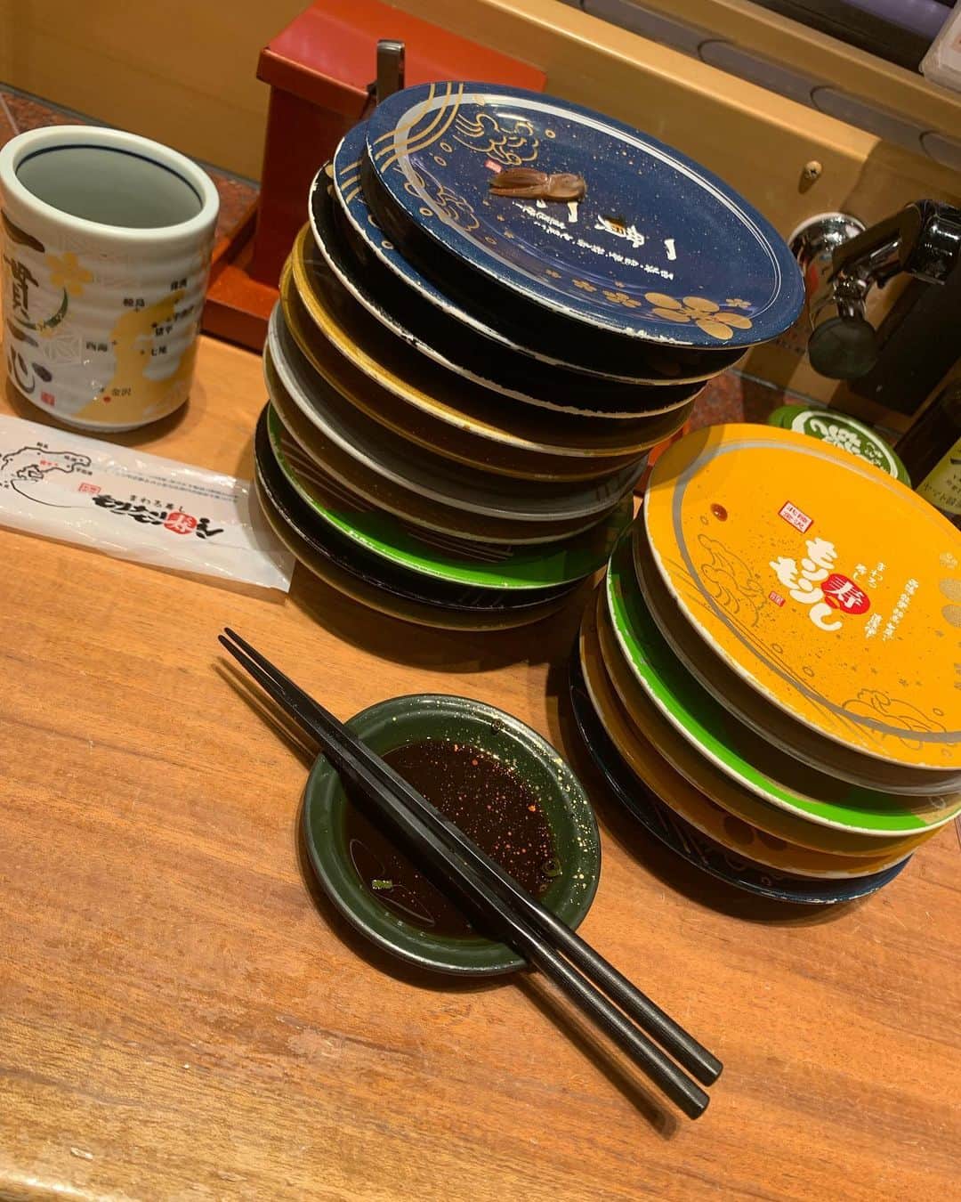 大野雄大のインスタグラム：「明日は金沢公演！!!🤨👍❗️❗️❗️  楽しむぞーーー✨  そして金沢のお鮨美味すぎる。。。 この値段でこのクオリティー。。  最高でした。😭😭  ヤバい！！ 食べすぎたーーー！！！！！😭😭😭  と思った時には『時既におすし』💕 でした。笑  #金沢公演 #もりもり寿し #コスパ最強 #時既にお寿司 #モンゴウイカだけで3皿いただきました笑」