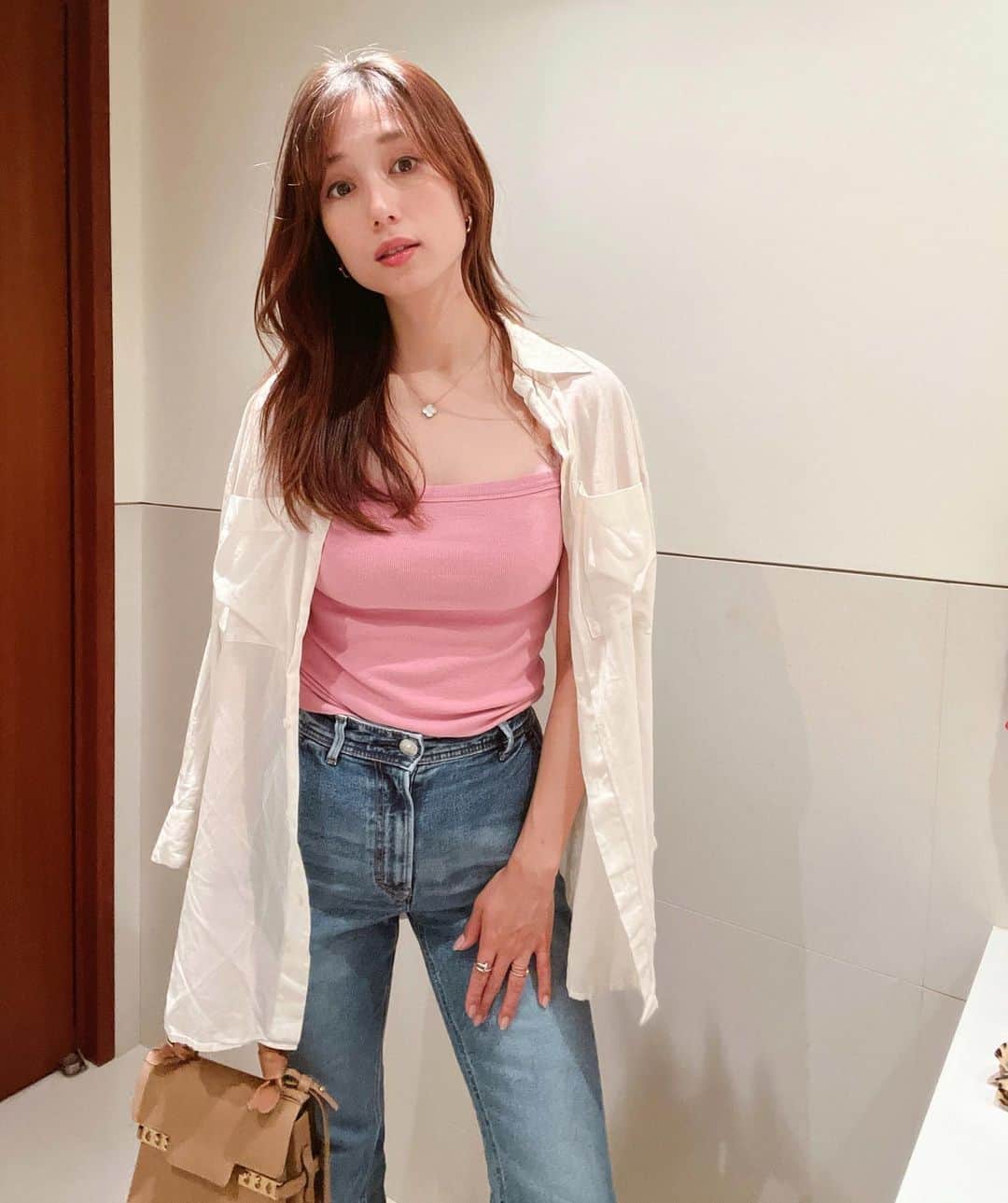 のインスタグラム：「最近はカラーを取り入れるコーデが 気分で、オレンジ✖︎ピンクとか好きかな🧡💓  色物入れると、心まで明るくなりますね♪  デニムは　@yanuk_official」