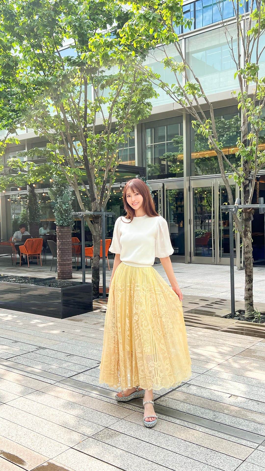 のインスタグラム：「シネマティックモード📹に ハマりました🫡💓 綺麗に動画撮れる❣️ iPhone13Pro Maxすごい🫢 * 久々に動画広告の撮影を したのですが、動画楽しいなぁ！ CCHANNELで働いていたとき 毎日広告撮影してたな笑 懐かしくなりました！🥹 * #tops @fray_id  #frayid  #skirt @elfriede_official  #elfride  #shoes @louboutinworld  #louboutin  #bag @metrocity.japan  #metrocityjapan  #撮影　#コーデ　#シネマティックモード #iphone撮影」
