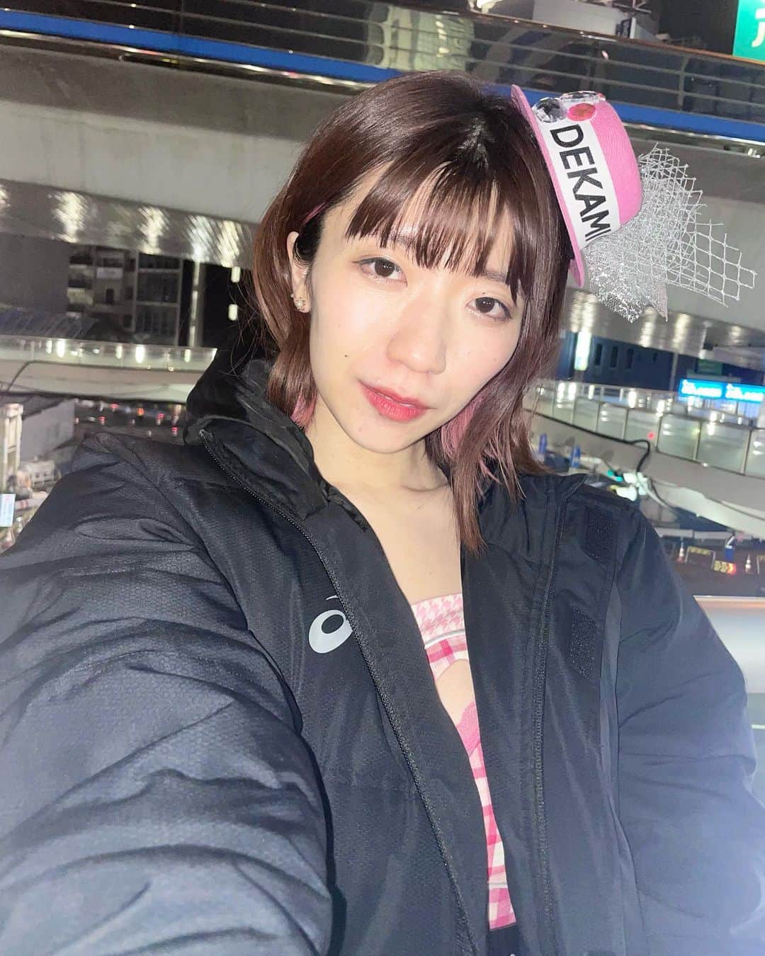 ぱいぱいでか美のインスタグラム：「MVも公開されました♡ . 昨日配信リリースされた 大森靖子さんプロデュースの楽曲 NEVER BE YOUR LITTLE GIRL MVも公開されました✨ YouTubeぜひ見てくださいー！ 撮影日ちょっと寒かったから オフショットの自撮りがスンとしている。笑 いっぱい見所あるから何回も見てね！ .  Vo: でか美ちゃん  Drums, Piano, Organ, Tambourine: sugarbeans Contrabass: 千ヶ崎学 Alto saxophone: 横田寛之 Sound Produce: 大森靖子 Arrangement: sugarbeans   Recording&Mixing: 大野順平 Recording Studio: Studio Sound DALI Mastering: 萩谷まきお (Perfect Music) Mastering Adviser: 冨田恭通 (Magical completer)  Photo: 真島洸 Hair&Make: 稲富愛 Design: 淺野てつこ  Artist Management: 八鍬将大 (YU-M Entertainment) Executive Producer: 山田昌治 (YU-M Entertainment)  -MUSIC VIDEO-  Producer TAKU KUBO(ROBOT)　久保 拓 ATSUSHI SHIMONO(ROBOT)　下野 篤史  Production Manager HINA HATAI　畑井 雛  Assistant YUTO UESUGI　上杉 優斗  Director of Photography MORIAKI KANNO　神野 誉晃  1stAC KAZUMI OKADA　岡田 和美  Lighting Director AKIHITO KUMANO　熊野 信人  Hair & Make AI INATOMI　稲富 愛  Planner ATSUSHI KITANO 北野 篤  Directed by SHINTARO KOYANAGI　小柳シンタロー  (敬称略) 皆様ありがとうございました！ございます！ またご一緒できるようにがんばります✊🏻 . #でか美ちゃん #でか美ちゃん新曲 #大森靖子 さん」