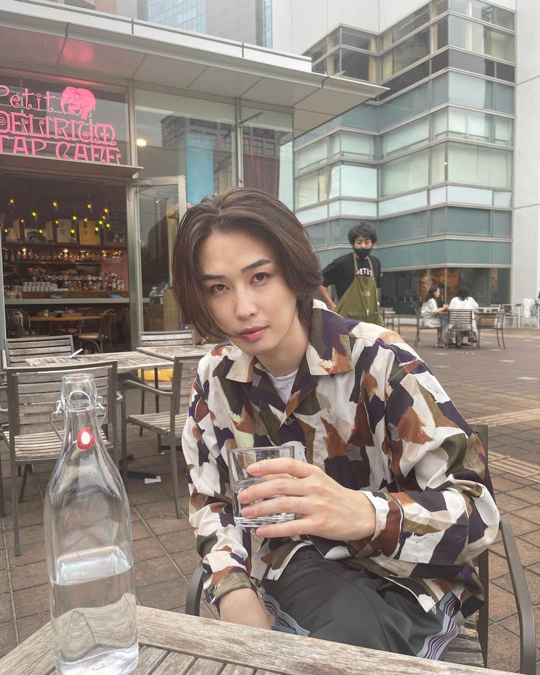 のインスタグラム：「こんにちは、先日君とデートに行った際の僕です。 透明感が強過ぎて僕が持ってるグラスが水だと思ってる方も多いと思いますが実はコーラです！  #カフェ #ロン毛男子 #トイザラス #タカラトミー #赤ちゃんのいる生活」