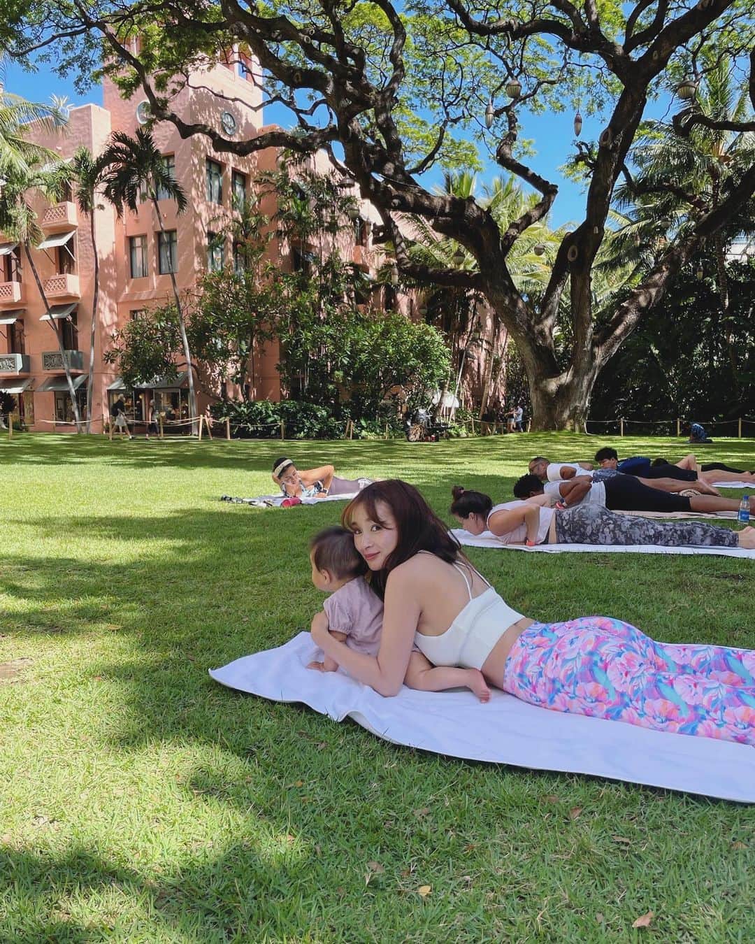 HISANAのインスタグラム：「ロイヤルハワイアンのガーデンヨガ🧘🏼‍♀️🌺 久しぶりのマスクなしのヨガ、かなりすっきりしました〜😮‍💨🌿 @kapalili_hawaii Shokoさんのハッピーオーラにさらに元気もらえました🌈 ハワイに行かれる方はぜひ💕  ヨガウェアも質問の多かったすずちゃんのスイミングバッグも @kapalili_hawaii_clothing のもの🤭  日本でポップアップされるみたいなので、お近くの方ぜひぜひ🌺 名古屋高島屋 6/7-6/12 阪急梅田 7/12-7/18 湘南TSUTAYA 7/30-8/31  最近👨🏻もヨガが気に入ってくれたようで毎晩ストレッチヨガやってるので、また夫婦ヨガLiveやりますね〜😘  #ロイヤルハワイアン#ロイヤルハワイアンホテル#ガーデンヨガ#ヨガウェア#ヨガインストラクター#ベビーヨガ#夫婦ヨガ#生後6ヶ月#東京ママ#ママヨガ#ママヨガインストラクター#子連れハワイ#赤ちゃん連れハワイ」