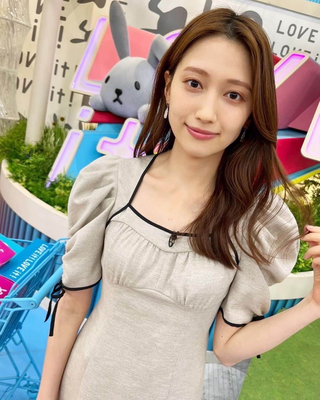 大野いとのインスタグラム：「今朝のラヴィット！見ていただきありがとうございました🍔 とっても楽しくて、美味しくて、幸せな朝を過ごせました🥲💛  今夜22時からインビジブル第8話です！ お楽しみください。😌  衣装 dress @snidel_official earring @agete_official ring @nojess_official  gown & tops @pameopose skirt @lanvin_en_bleu_womens  @tbs_loveit」