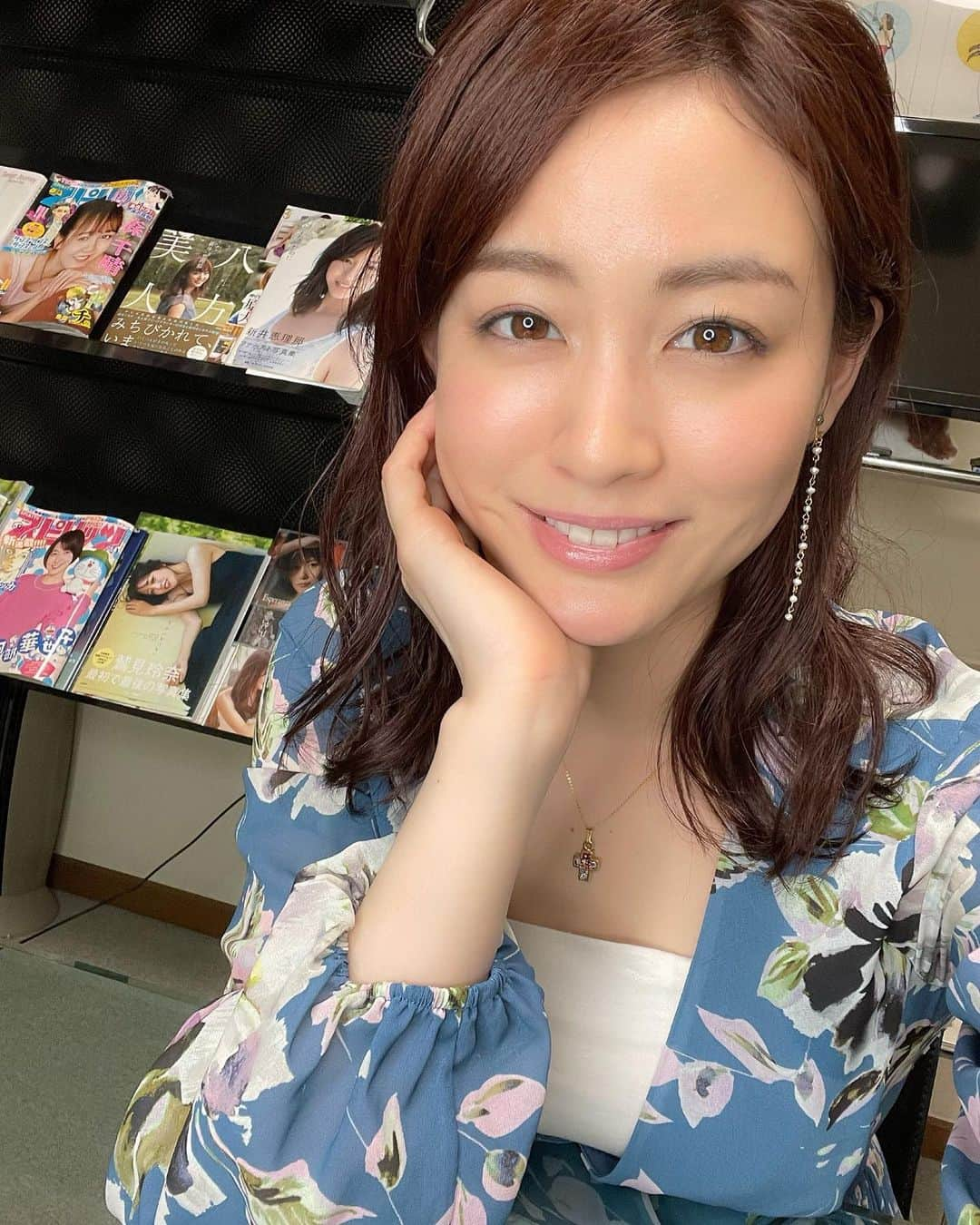 新井恵理那さんのインスタグラム写真 - (新井恵理那Instagram)「YouTube生配信をご覧いただいたみなさま、ありがとうございました〜‼︎*\(^o^)/* 約千人もの方と生で繋がっていたなんて信じられない奇跡です♪  また、たまにはやりましょうねっ♪  アーカイブ残しましたので、長いけれど、よかったらいつでも見てみてくださいねー( ^ω^ ) YouTube『新井恵理那Channel』 【生配信】祝チャンネル登録者10万人! まったりお祝いトークしましょう♪  #イヤリング #ジョジョの奇妙な冒険 #ブチャラティ #私服 #チャリティー #鳥 #お茶 #髪型 #コラボ #お笑い #香水 #オートファジー #グッドモーニング #情報7daysニュースキャスター #所さんお届けモノです #歌え土曜日lovehits #シンパイ賞 #アートな日 #あらいーな #日本酒 #ぬるいシャワー #宇宙まお    ★いいね！とチャンネル登録、 よろしくお願いします(o^人^o)★  #youtube #youtuber #新井恵理那channel #セントフォース #新井恵理那 #centforce」6月3日 21時21分 - elina_arai