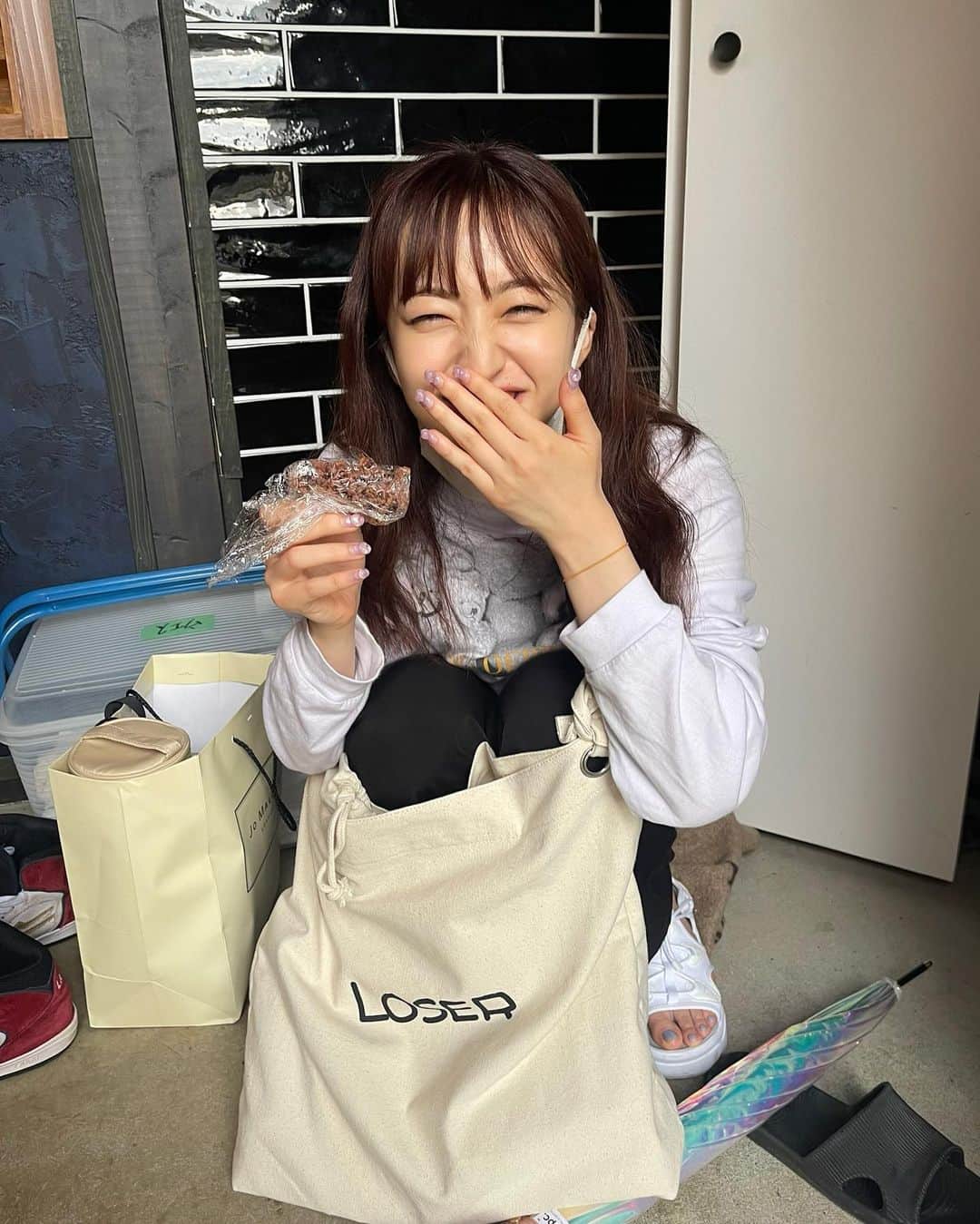 のインスタグラム：「ゲリラ豪雨凄すぎて、玄関で雨宿りしながらみな実さんからいただいたおにぎりを頬張ってました🍙  LOSERバックは吉祥寺ルーザーズチームみんなでお揃いなんです！制作グッズ？ドラマのグッズ？にとても憧れていたので凄く嬉しいですです🥺宝物🥺思い出がいっぱい！！  #吉祥寺ルーザーズ」