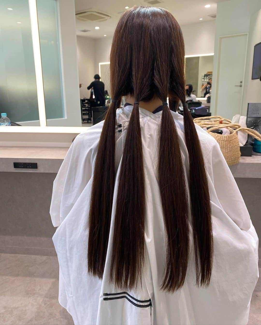 加藤未央さんのインスタグラム写真 - (加藤未央Instagram)「ヘアドネーションをしました✂️  自分が親になってから、世界中の子どもの幸せは守られるべきであると強く思うようになりました。  ウィッグをつけても、つけていなくても、あなたは素敵だねと心から思いあえる世界でありますように。  ✂️  どのくらい切ったかというと、40cm以上の髪の毛が圧倒的に足りないということを知り、思い切って40cm切りました。(40cmあればロングのウィッグが作れるのだそうです✨)  切ったはいいけど、とりあえず髪の毛を寄付することしか頭になかったので、切った後のイメージが固まらないまま美容院へ行ってしまい、かれこれ私の髪の毛を20年以上切ってくれている梅さんを困らせる始末でした😅笑 いや〜、さすがは梅さんで素晴らしい仕上がりにしてくれました✨✨✨  短いスタイルが新鮮なので、今のうちに堪能しようと思います😊！ 周りからは若返ったとよく言われます。笑  #ヘアドネーション #ロングヘアー #ボブ」6月3日 21時31分 - mio.ka10