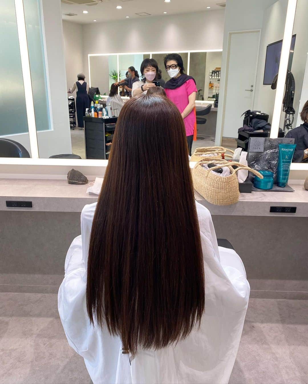 加藤未央さんのインスタグラム写真 - (加藤未央Instagram)「ヘアドネーションをしました✂️  自分が親になってから、世界中の子どもの幸せは守られるべきであると強く思うようになりました。  ウィッグをつけても、つけていなくても、あなたは素敵だねと心から思いあえる世界でありますように。  ✂️  どのくらい切ったかというと、40cm以上の髪の毛が圧倒的に足りないということを知り、思い切って40cm切りました。(40cmあればロングのウィッグが作れるのだそうです✨)  切ったはいいけど、とりあえず髪の毛を寄付することしか頭になかったので、切った後のイメージが固まらないまま美容院へ行ってしまい、かれこれ私の髪の毛を20年以上切ってくれている梅さんを困らせる始末でした😅笑 いや〜、さすがは梅さんで素晴らしい仕上がりにしてくれました✨✨✨  短いスタイルが新鮮なので、今のうちに堪能しようと思います😊！ 周りからは若返ったとよく言われます。笑  #ヘアドネーション #ロングヘアー #ボブ」6月3日 21時31分 - mio.ka10