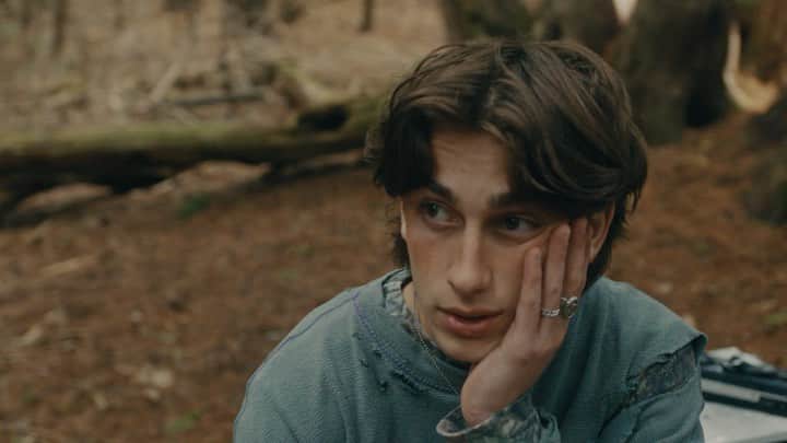 ジョニー・オーランドのインスタグラム：「brb gonna go on a drive with the windows down 🚙 Catch @johnnyorlando’s music video for “blur” now on MTV Live & MTVU.」