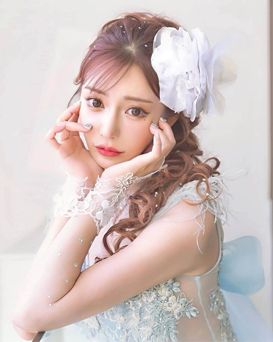 明日花キララのインスタグラム：「こんにちは🌼 きょう雷ごろごろこわいね..⚡︎⚡︎ 明日は福岡でランウェイです👸🏼💠 PayPayドームでお逢いしましょう🫶🏻 どんな髪型しよーか迷うなあ👒 札コレのとき髪の毛以外に実は 腕にもストーン付けてくれてたんです㊙︎」