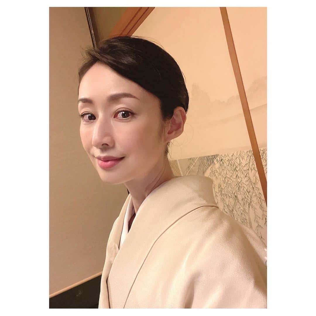 のインスタグラム：「撮影は昨年の夏でした🌻  #CM #着物 #和装 #kimono #元宝塚 #宝塚og」