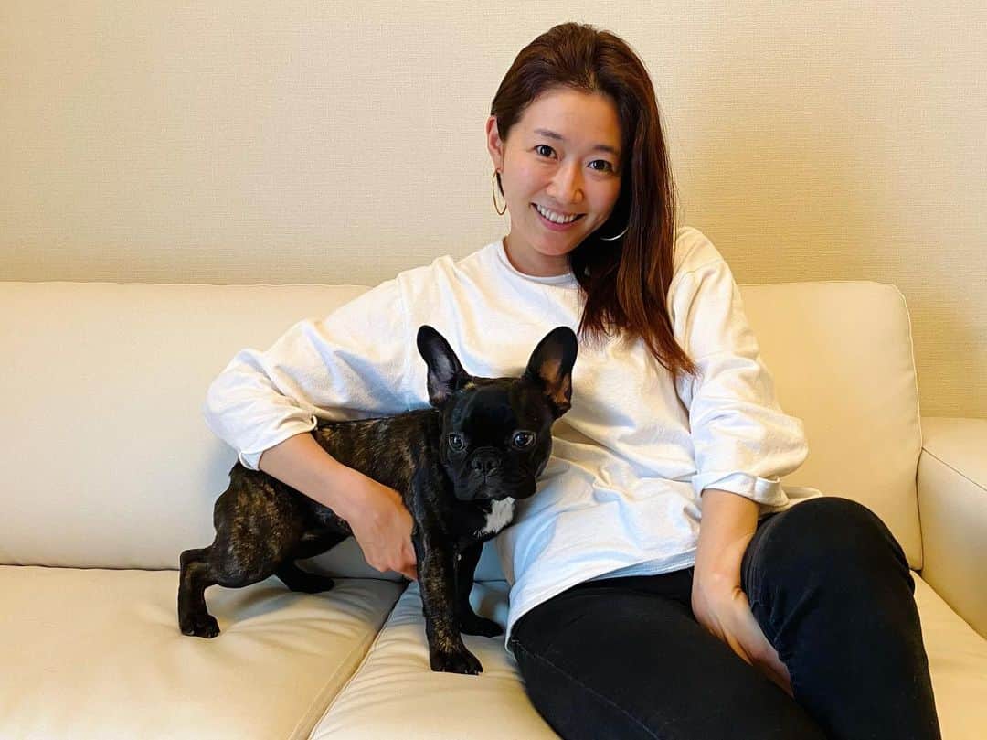 村西利恵のインスタグラム：「✔︎ 「不妊治療のこと、取材受けてみる？」  ハイヒールモモコさんにそう聞いてもらったことがきっかけで  主婦の友社「妊活Baby-mo」さんの取材を受けました📖  体験を語る事で誰かが傷つかないか、怖かったのですが  自分の不妊治療中、色んな人の体験記やブログに励まされた事を思い出し  「もし何かの役に立てるなら」  という思いでかなり細かくお話しました✏️  WEB記事で、3回に分かれており、順次UPされるそうです。  (ストーリーにリンクあります)  夫に見せたら「よくこんなに細かく経過を覚えてるね」と驚かれたのですが  性分ですかね？🤔  細かく記録をつけて結果を分析して、改善して、また行動する、という  PDCAサイクルを回しておりました。  もし誰かを勇気づけることができたなら、それが一番嬉しいです🙏  #不妊治療 #ベビモ #妊活 #体外受精 #卵子凍結 #ハイヒールモモコさん #モモコさんの著書の #担当者さんに取材してもらいました #写真は2020年 #治療をお休みしていたころ #詳しくは記事にて」