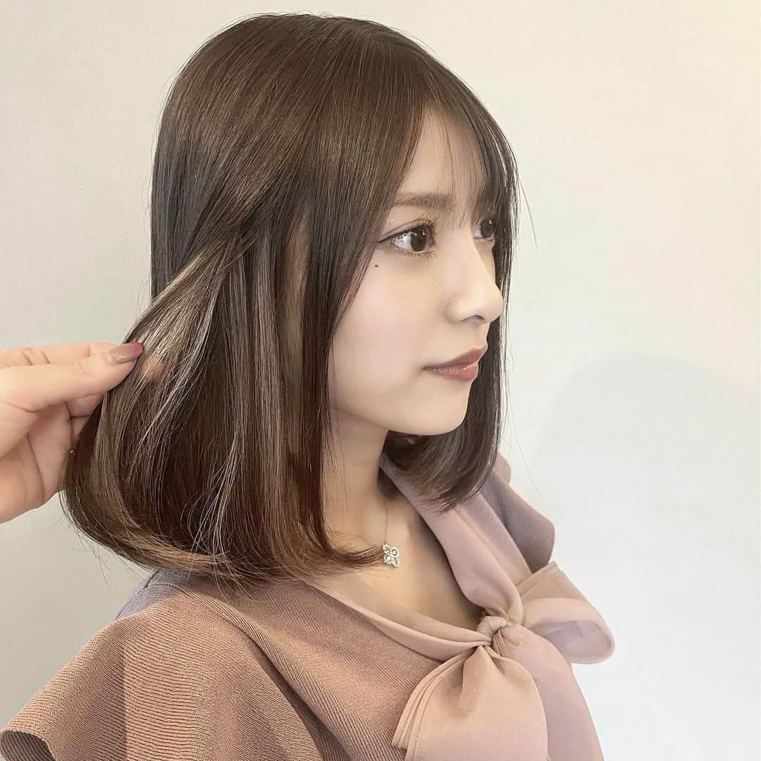 神咲れあのインスタグラム：「因みにこのインナーカラー3回目🤣 _  #名古屋 #錦 #錦3 #キャバクラ #キャバ嬢  #サロンドゴールド #salondegold #ニュークラブ #お酒 #焼酎 #ワイン #シャンパン  #歌舞伎町 #北新地 #ミナミ #すすきの #六本木 #中洲 #ホステス #銀座 #かわいい #名古屋出張 #followme #instagood #lfl #followforfollowback#おうち時間  #髪型 #イメチェン #インナーカラー」