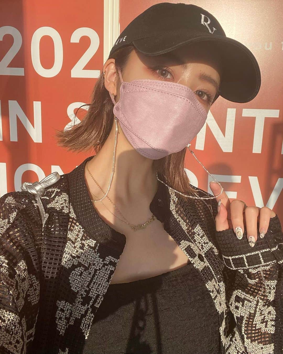 夏焼雅のインスタグラム：「exhibition❤︎ @beams_official  @honeymihoney_official   かわいいお洋服がいっぱいだったよ〜🧡 あーあ。 うちのクローゼットがまたやばい事になりそう🫥  誰かーーー！！ 収納上手になる方法を真剣に 教えて下さい。  笑。  tops▶︎ @amerivintage」