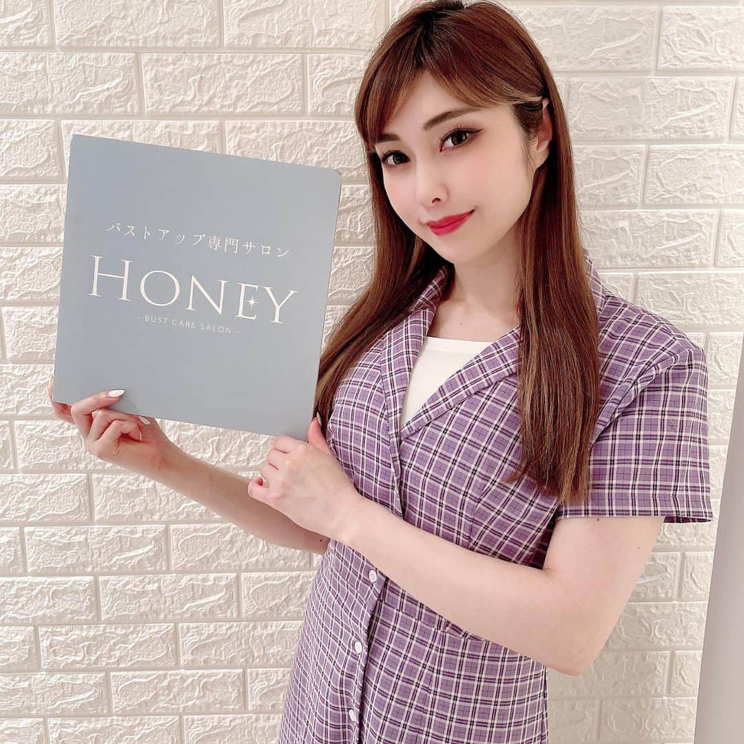 のインスタグラム：「. 🍯🍯🍯 ・ 恵比寿にあるバストサロン  @honey_bust に行ってきました💫 ・ カウンセリング後にハンドマッサージと微弱電流を流してもらい弾力とボリュームUP🥹✌️🎌 ・ わたしのインスタを見たと伝えて貰えればバストアップ専用トリートメントサービスして頂けるみたいです👏🤍 興味ある方はHoneyさんまでDM送ってみてください💌 ・ ・ ・ #バストアップ #育乳 #Honey #バストケア #エロふわバスト #エロふわバストは作れる」