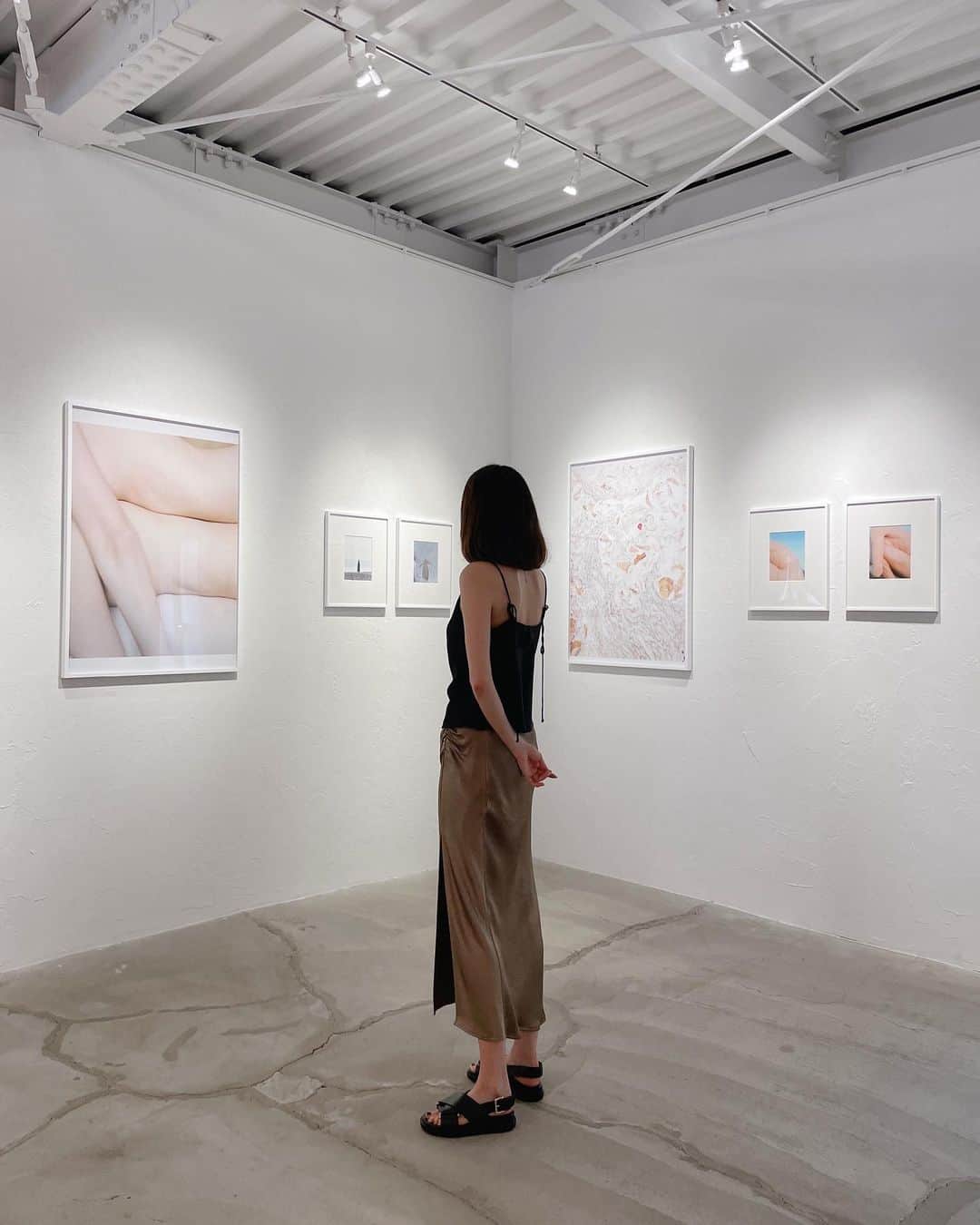 エリーローズのインスタグラム：「@yuuukikumagai 写真家となってから10年目を節目に作られた写真集+写真展「Interlude」  7月にローンチするわたしのスキンケアブランドOtonë のビジュアルを撮影してくれた熊谷氏は同い年。神秘的で美しい写真を撮る方。身体の線や質感、しわ、人物、自然現象を独自のアングルで撮る世界観はとてつもなく繊細で、とてつもなく柔らかく、吸い込まれていく感じ。  @yuuukikumagai おめでとうございますー🫧  @bookandsons にて5/6まで展示してますのでぜひー。」
