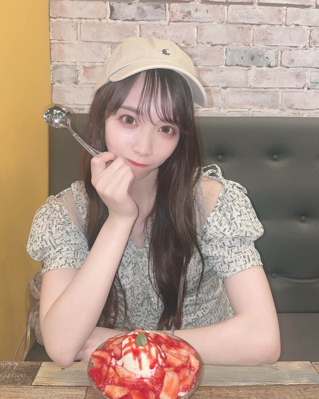 宇佐美幸乃さんのインスタグラム写真 - (宇佐美幸乃Instagram)「かきごおりの季節！韓国のかき氷が大好きです🍓  #韓国料理 #韓国グルメ　#新大久保グルメ #新大久保カフェ #snidel #cap #instamood #コーディネート#いちごスイーツ #idol #アイドル　#shinobukochou #cafe #カフェ #kakigori #cafebinggo」6月3日 15時22分 - usami_yukino