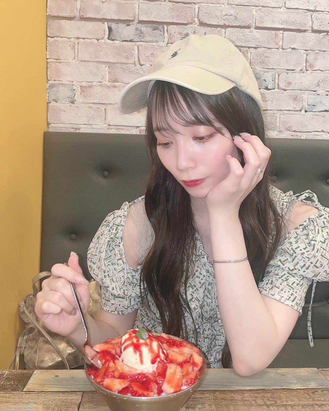 宇佐美幸乃さんのインスタグラム写真 - (宇佐美幸乃Instagram)「かきごおりの季節！韓国のかき氷が大好きです🍓  #韓国料理 #韓国グルメ　#新大久保グルメ #新大久保カフェ #snidel #cap #instamood #コーディネート#いちごスイーツ #idol #アイドル　#shinobukochou #cafe #カフェ #kakigori #cafebinggo」6月3日 15時22分 - usami_yukino