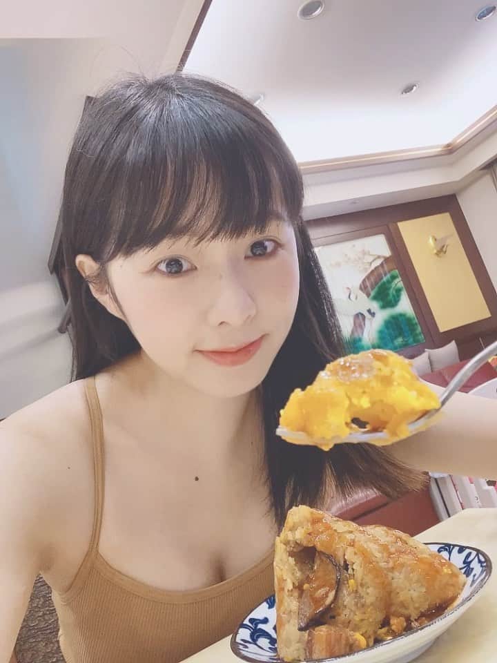 Dewi Chienのインスタグラム：「💪🏻👵🏻 世界上最好吃的，永遠都是阿嬤包的粽子。蛋黃第一名啦🥇  #真材又實料 #端午節快樂 #宅在家最棒」