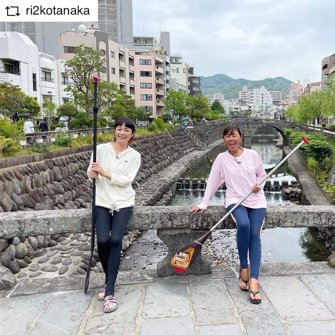 加藤紀子のインスタグラム：「この私が！ SUPですよ！！ りっちゃんのおかげで 新たな扉を開く事が出来ました😭 （夜の長崎の街でも二人きり、SUPのようユラユラ楽しかったな〜）  詳しくは、りっちゃんアカウントで👇  #REPOST @ri2kotanaka with @get__repost__app  TOKAIケーブルネットワーク 『田中律子のあなたと旅するSUP』🏄‍♀️6月は長崎編が放送になりまーす🏄‍♀️ ゲストは、加藤紀子ちゃん🍷紀ちゃんとはもう何年だろう…マジカル頭脳パワーとか、ドラマや旅番組もいっぱい行ったり、プライベートでも飲み友達🤩  紀ちゃんプルプルしながらSUP頑張りましたーー👏👏👏  ロケ終わりにはめっちゃディープな飲み屋街→写真6枚目スナックバス🚌徳さんと行かなきゃ🤣ここを抜けてさらに奥に歩いて行くとある『こいそ』🍺カウンターにはおばんざいがズラっと並んでどれも美味しかった💛  ちゃんぽんと皿うどんも食べたし、出島もグラバー園も、大浦天主堂も行ったし、長崎満喫🤩  最後の飛行機までハイボール飲んで満足満足🤣🤣🤣 紀ちゃんありがとー🍺🍷🥂🏄‍♀️ また楽しいロケ行こうね💛あ、次はプライベートでも旅しよう❗️  番組は6月中はこちらで見れます📺  【111ch】 月曜　10:00、22:00 金曜　18:30 土曜　7:30、13:30 日曜　7:30 【121ch】 土曜　9:00 日曜　20:00  【放送局】 TOKAIケーブルネットワーク トコちゃんねる静岡 エルシーブイ 倉敷ケーブルテレビ 厚木伊勢原ケーブルネットワーク  いちはらコミュニティネットワークテレビ 東京ベイネットワーク テレビ津山 仙台CATV イッツ・コミュニケーションズ 沖縄ケーブルテレビ スターキャット 御前崎ケーブルテレビ ひまわりネットワーク ケーブル4K チャンネル700  #tokaiケーブルネットワーク  #田中律子のあなたと旅するsup  #旅sup #sup #全国を旅します #repostios #repostw10」