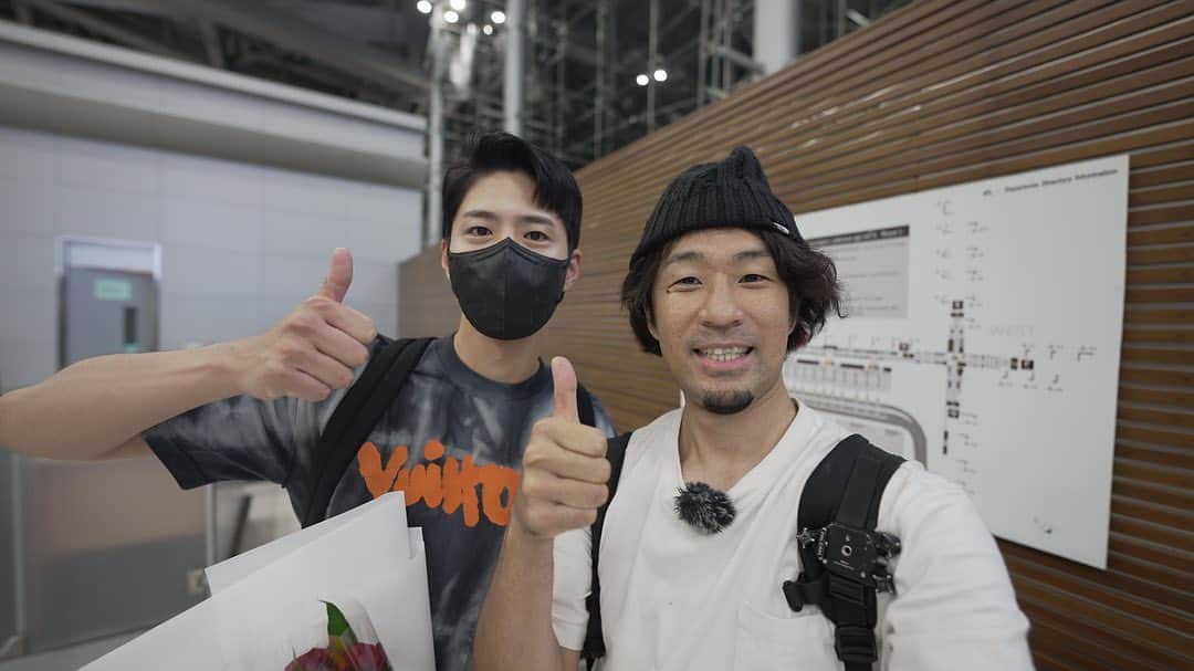 山本大希のインスタグラム：「どうして顔の大きさがこんなに違うのでしょう？遠近法かな？笑  マジでナイスガイ！たまたま空港でパクボゴムさんにお会いしました。VIP扱いの彼と愚民の山本がなぜ交わったかはYouTube動画で公開しますので、プロフィール欄にあるURLから登録くださいませ。  少し会話させていただきましたが録画していた部分はあまり使えそうにないレベルでした。その代わりに一般の方は撮影できないようなスタッフ目線で撮影できたシーンの動画で許してください！ →の予定でしたが、よくよく考えたらヴォレアス北海道でバレーしてた時にも言われてたけど、個人的な範囲だとOKでそれを超えるとダメだったので、YouTubeは個人的な範囲を超えるし、公開はやめる方向でいます。 期待されたいた方、申し訳ないです… ※こう見えて、元バレーボール選手です笑  山本が韓国語で、박보검씨が日本語で会話を笑 ちなみに会話は、 山: 박보검씨！아뇨하세요 박: 아뇨하세요.日本人ですか？ 山: 네. 일본인입니다 山: 일본인에 메시지주세요 박:ごめんなさい  ちなみに山本はほんの少しだけ韓国語できます笑  この後、タイ航空の新型ファーストクラスを搭載したB777-300ERの初便に搭乗しました！  #ParkBoGum #パクボゴム #박보검 #parkbogum #bogummy #朴宝剑 #朴寶劍 #พัคโบกอม @parkbogum.official」
