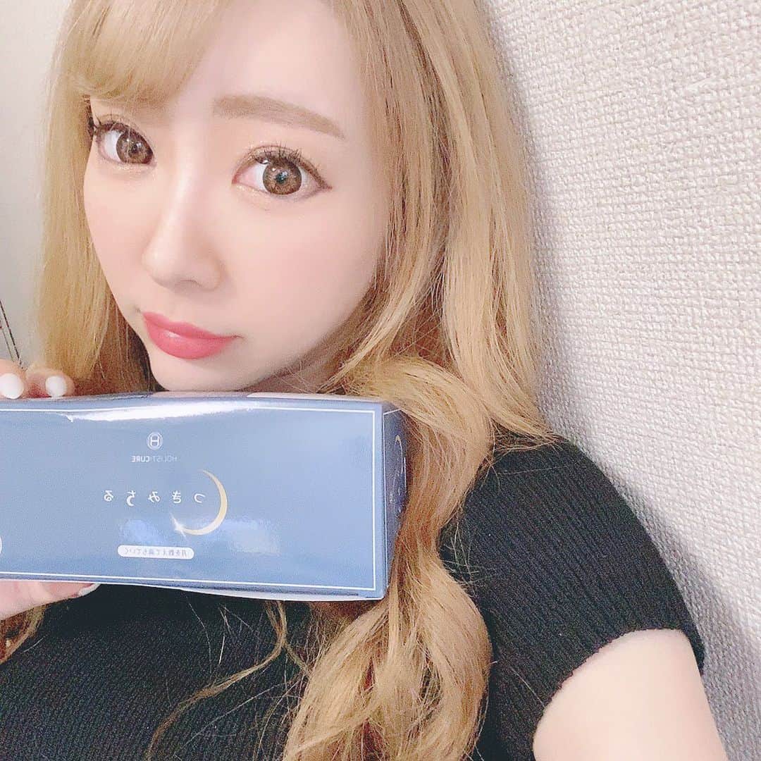 日菜あこさんのインスタグラム写真 - (日菜あこInstagram)「やせ型でたんぱく質の消化・吸収が苦手な方✨ミネラルバランスが崩れている方🍃妊娠時系列の方のミネラルアンバランスが引き起こす未病ケアに🤰✨  ミネラルバランスを整えるサプリメント「つきみちる」🌙  ＠holisticure.nutrition  自然派マルチミネラルサプリメント「つきみちる」は婚活期・妊活期・妊娠期・産後ReBeauty期の方のために開発したサプリメント💊  数々の臨床研究でミネラル改善等による健康増進効果が実証されているオイスターキュアをベース💕  出張や旅行時にハンドバックにいれて１回分ずつ持ち運びしやすい個包装でとっても便利✨  カプセルの材料にもこだわっていて胃腸にやさしく栄養補給の効率化💕  カプセルでのみやすいから続けられるし、お肌や身体も整ってハッピー😍  サプリのほかにもシャンプーやアウトバストリートメントに美容液までどれも成分にこだわった最高の品です❤️  大丸梅田店でポップアップも開催されました🤗♥️  是非使ってみてください😆💕  ＃ミネラルヘルス ＃未病ケア ＃つきみちる ＃妊娠時系列 ＃美活妊活健活 #PR」6月3日 16時02分 - hinaako_official