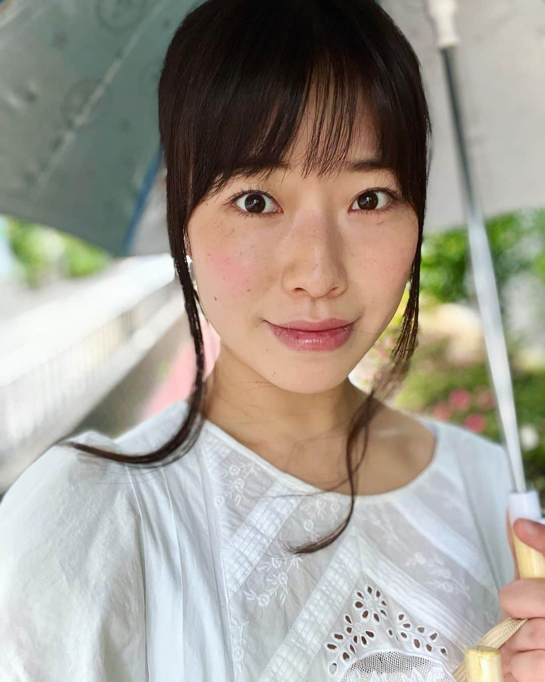 小田飛鳥さんのインスタグラム写真 - (小田飛鳥Instagram)「突然のゲリラ豪雨にびっくりしましたが、夏がすぐそこまで来ている気がして少しﾜｸﾜｸ💓 タイでスコールに見舞われた時に買った300円均一みたいな晴雨兼用傘が丈夫過ぎてすごい🙌🏻 #thailand #umbrella」6月3日 16時05分 - asuka_oda_0320