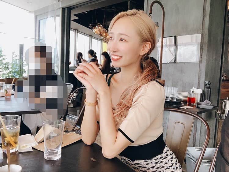 奈良歩実のインスタグラム：「この間生牡蠣ワッショイと共にガールズトークしてたよ🤍  金髪楽しかった！暗くするよ〜❣️  #ポニポニ」