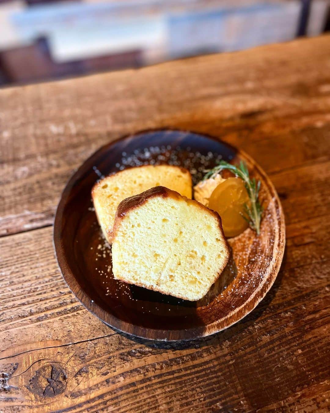 PORT of CALL Cafe&Store Tokyoのインスタグラム：「生憎のお天気ですが今日も元気に営業しております🌍🧡 当店のオススメ！！ハチミツとレモンを使ったハニーレモンケーキ、ハチミツの甘さとレモンの爽やかな香りがとっても美味しいです🍯🍋🐝  port of call daikanyama 🚩Open11:30 🏁Close21:00 【土日祝日は12時オープン】  #portofcall #portofcalldaikanyama #poc#cafe #カフェ #humberger #ハンバーガー#ハニーレモンケーキ #パウンドケーキ」