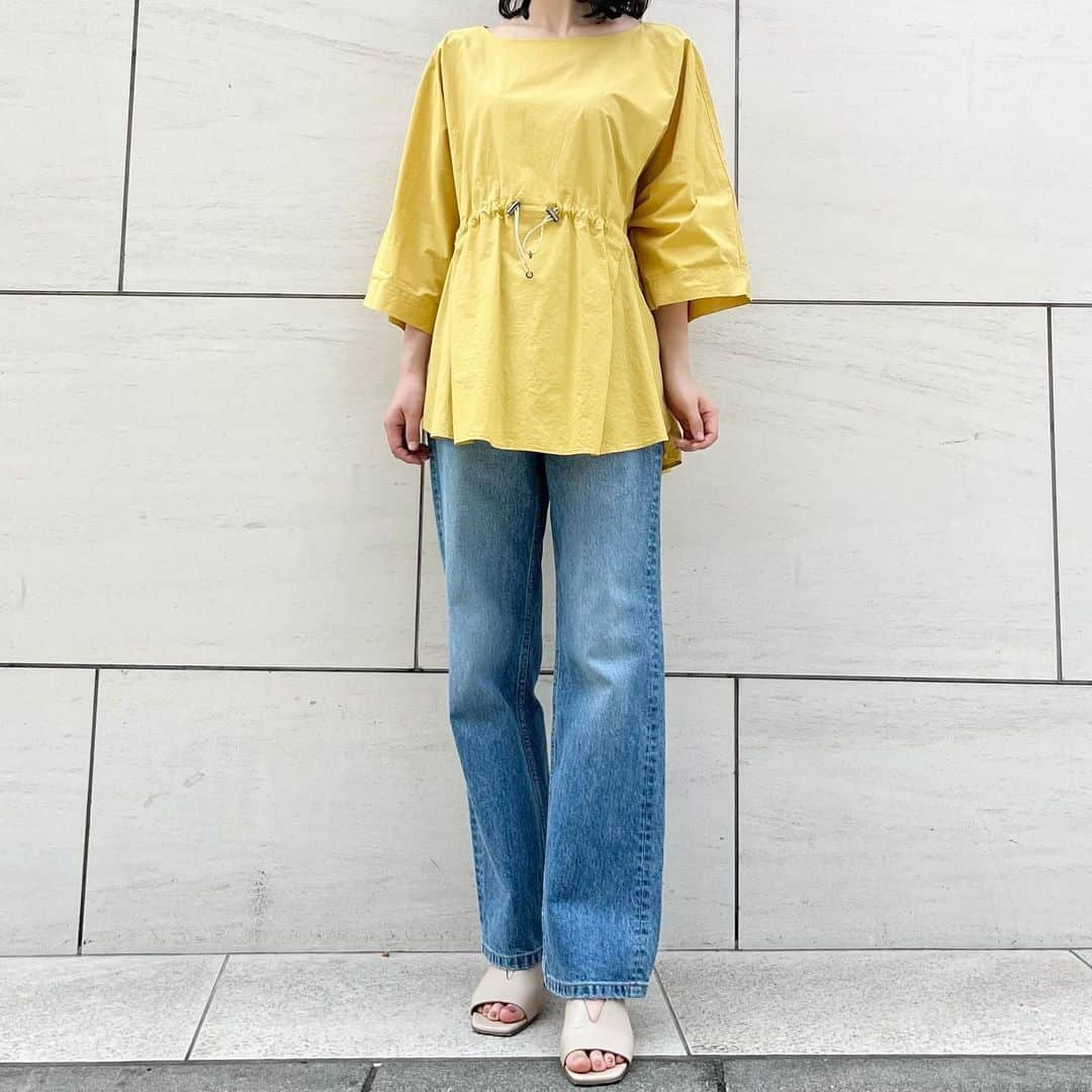 Moname Official Instagramのインスタグラム：「. 夏を感じさせる爽やかな配色コーデ。  華やかなカラーアイテムも ブルーデニムで合わせれば 大人の女性も合わせやすいスタイリングに✨ . STRAIGHT DENIM PANTS  No.41121306 col.LBL ¥20,900 . #moname #22ss #デニム #コーデ#モナーム #instagramfashion #denim #moname_code #jeans #デニム#ストレッチデニム」