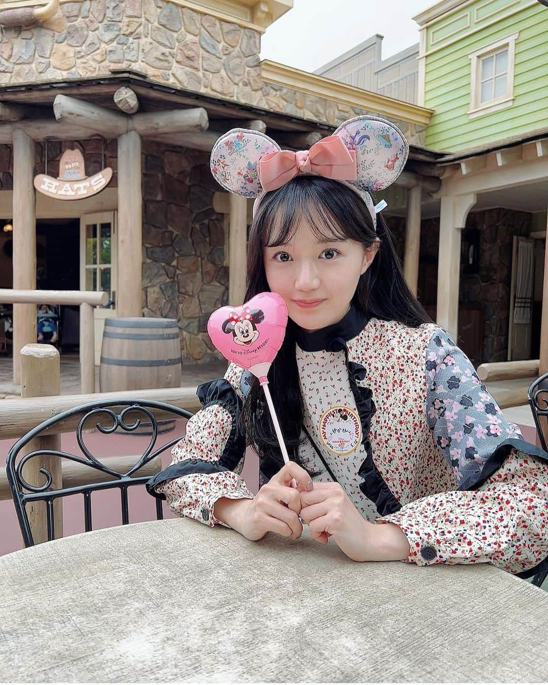 尾崎由香のインスタグラム：「#誕生日ディズニー　編  今回、可愛いカチューシャ2つ買った💕  #ディズニーランド  #ディズニー　#ディズニー写真  #ディズニー風景  #ディズニー写真部 #ディズニー　#ディズニーカチューシャ  #ディズニーコーデ」