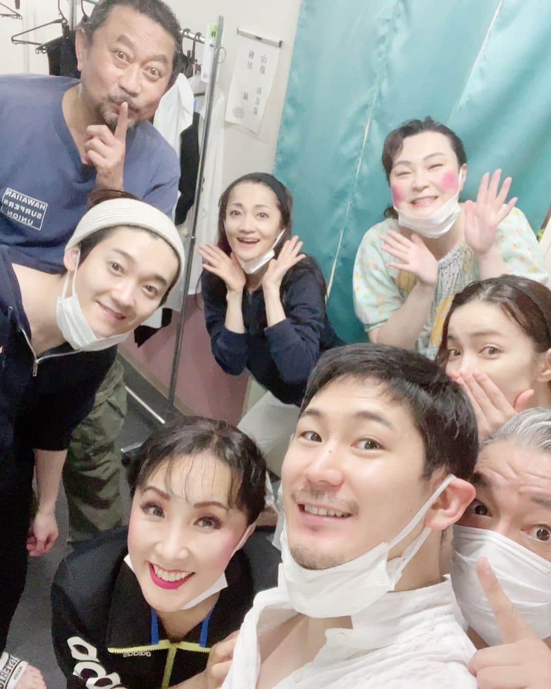 のインスタグラム：「別れが近づいてきました。  みんなが愛しいなぁ。 舞台って尊いなぁ。 と、しみじみ思っています。 ラスト3回♡  #メリーポピンズ  #梅田芸術劇場」