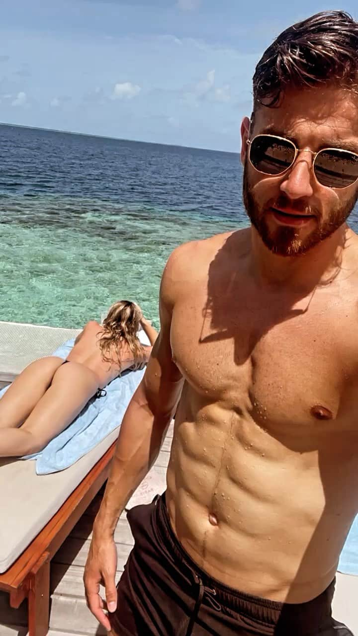 ウェスレイ・ホードのインスタグラム：「Recharging 🤘🏼☀️🌴」